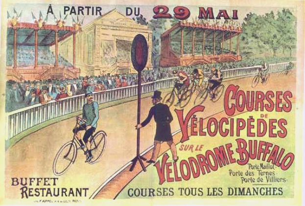 Plakat für ein Velodrom-Event in Buffalo, New York, das Radsportler auf einer umzäunten Straße mit einem Gebäude und Bäumen im Hintergrund zeigt.