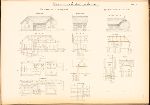 Ein aufgeschlagenes Buch mit einer Hauszeichnung, detaillierten Plänen und Texten, die das Hausdesign beschreiben.
