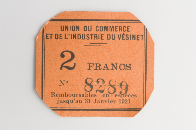 Orangefarbener Ticket mit "Union du Commerce et de l'Industrie du Vésinet" darauf gedruckt, vor einem weißen Hintergrund.