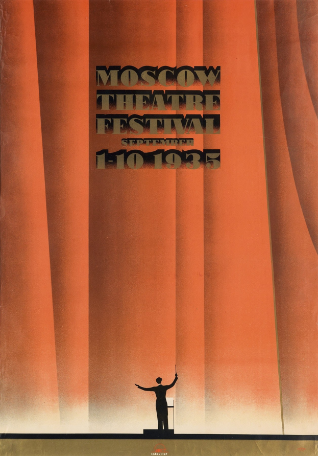 Plakat für das Moskauer Theaterfestival 1935 mit einer Person vor einem Vorhang mit Text zu den Festivaldetails.