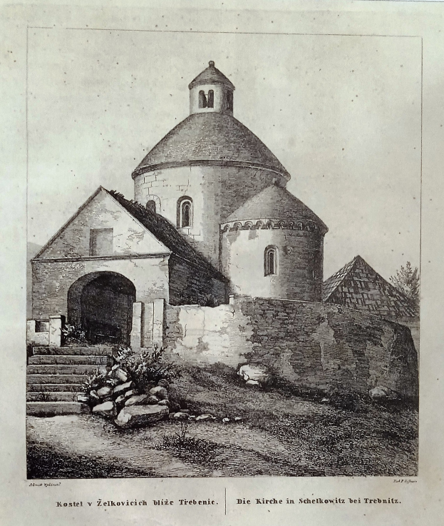 Eine alte Kirche mit einem Turm und einer Uhr, umgeben von Häusern, Treppen, Pflanzen und Steinen, mit Text am unteren Bildrand.