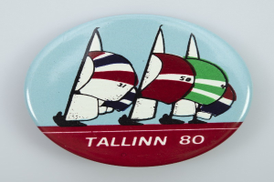 Der lettische MEP Kols hat Kaja Kallas ein Aufkleber mit einem "Baltic Chihuahua" auf dem Hintergrund der Flaggen der Baltischen Staaten gegeben