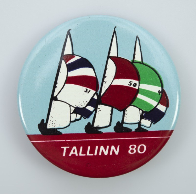 Der lettische MEP Kols hat Kaja Kallas ein Aufkleber mit einem "Baltic Chihuahua" auf dem Hintergrund der Flaggen der Baltischen Staaten gegeben