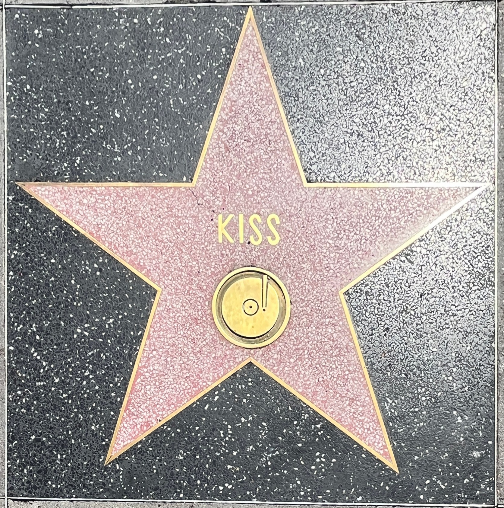 Star auf dem Hollywood Walk of Fame mit dem Wort "Kiss" eingraviert.