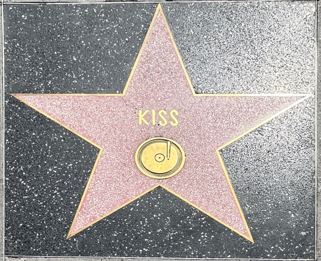 Star auf dem Hollywood Walk of Fame mit dem Wort "Kiss" eingraviert.