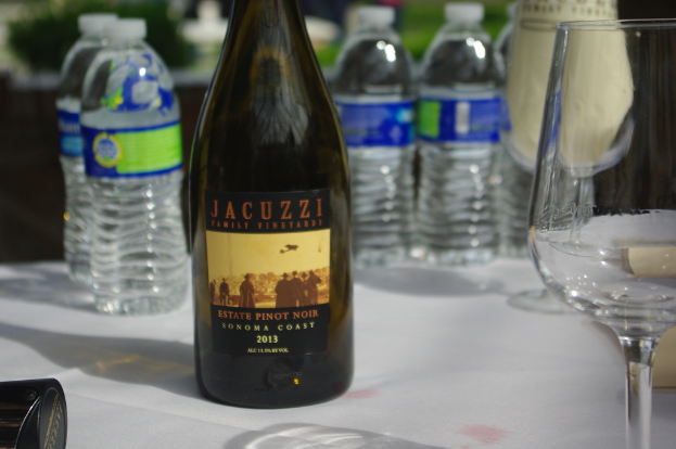 Ein Tisch mit mehreren Flaschen und einem Glas darauf.