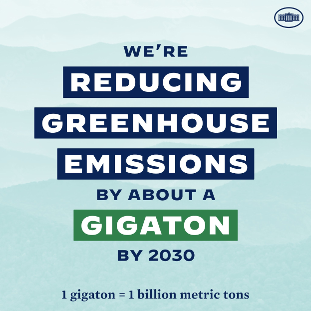 Plakat mit Text und Logo, das besagt: "Wir reduzieren die Treibhausgasemissionen um etwa eine Gigatonne bis 2030", das für eine signifikante Reduzierung der Treibhausgase bis 2030 wirbt.