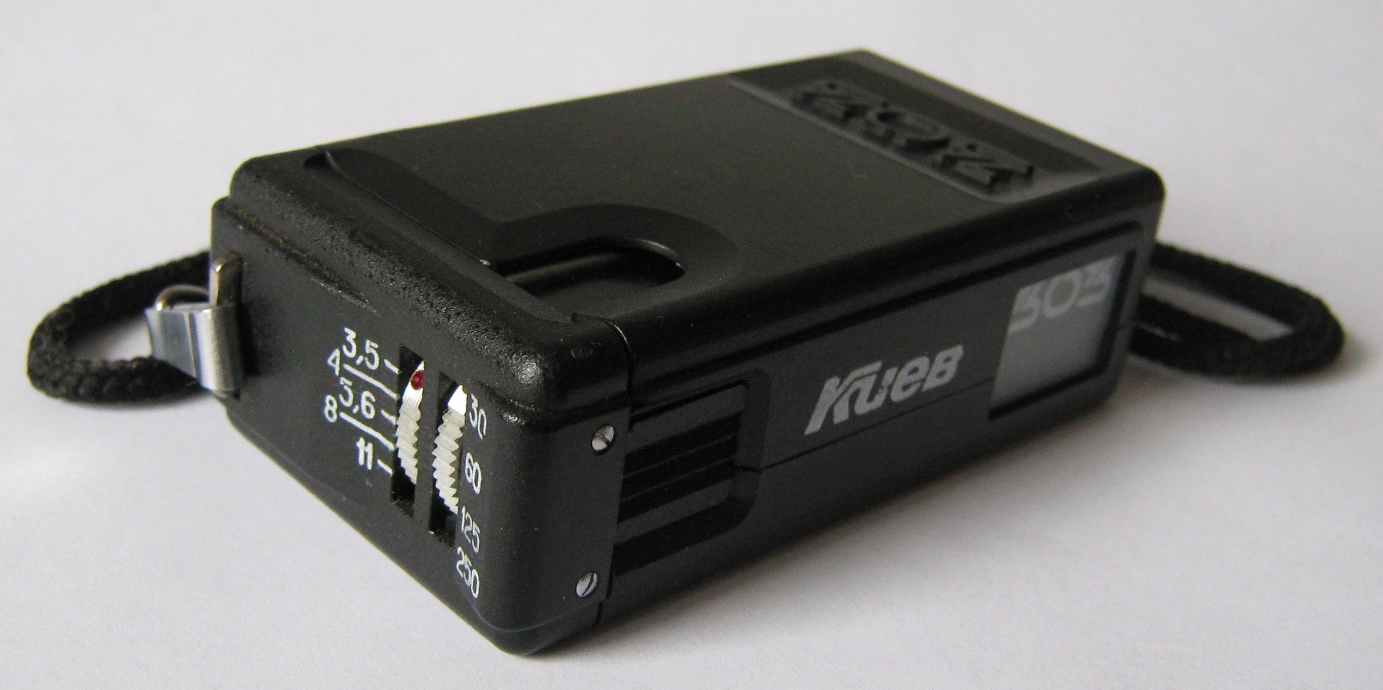 Nahaufnahme eines schwarzen Elektroschockers mit Schlüsselanhänger auf einer weißen Oberfläche.