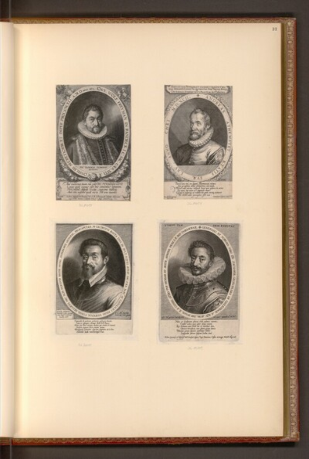 Ein aufgeschlagenes Buch mit vier Schwarz-Weiß-Porträts von Männern in einem Raster, jedes mit einem eindeutigen Gesichtsausdruck, mit sichtbarem Text auf den Seiten.