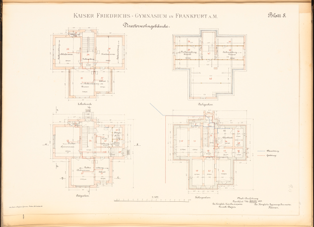 Ein altes Buch mit einem detaillierten Grundriss des Kaiser Friedrichs Gymnasiums in Frankfurt, Deutschland, mit Text, der das Layout der Räume und Flure beschreibt.