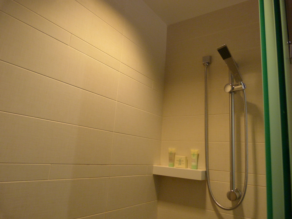 Eine Toilette mit einigen Gegenständen an der Wand dahinter.