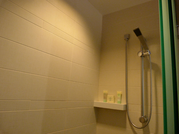 Eine Toilette mit einigen Gegenständen an der Wand dahinter.