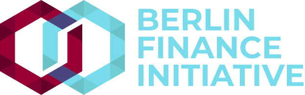 Das Logo der Berlin Finance Initiative zeigt einen blauen Kreis mit weißer Umrandung und einem weißen 'B' in der Mitte, umgeben von einem weißen Ring mit blau-weißem Schachbrettmuster, alles vor einem weißen Hintergrund mit der Aufschrift 'Berlin Finance Initiative' in fetter schwarzer Schrift.