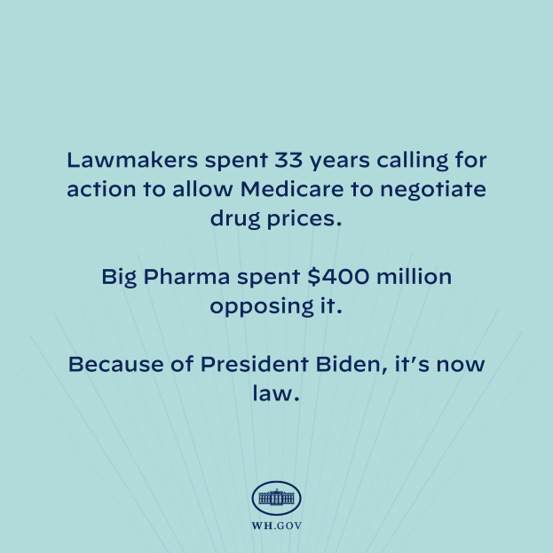 Blauer Hintergrund mit fetter weißer Schrift, die "Lawmakers Spent 33 Years Calling for Action to Allow Medicare to Negotiate Drug Prices" besagt, und ein Logo unten.