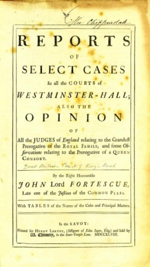 Titelblatt eines alten Buches mit dem Titel 'Berichte über ausgewählte Fälle in den Westminster-Hall-Gerichten sowie die Meinung von John Lord Fortescue' mit einer offenen Seite, die schwarzen Tintentext zeigt.