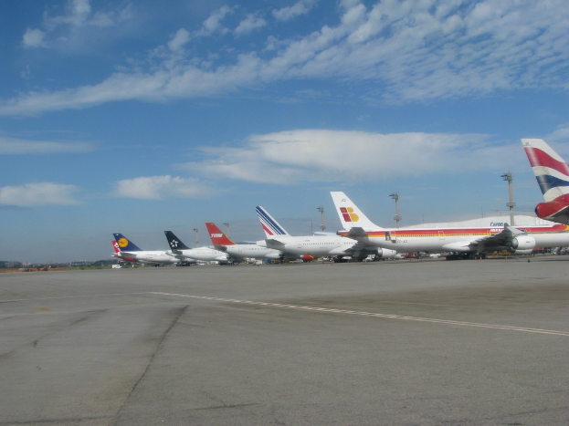 Eine Start- und Landebahn mit wenigen Flügen, Pfählen, Kabeln und einigen Wolken am Himmel.