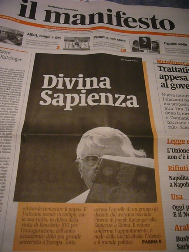 Zeitung mit gedrucktem Text.