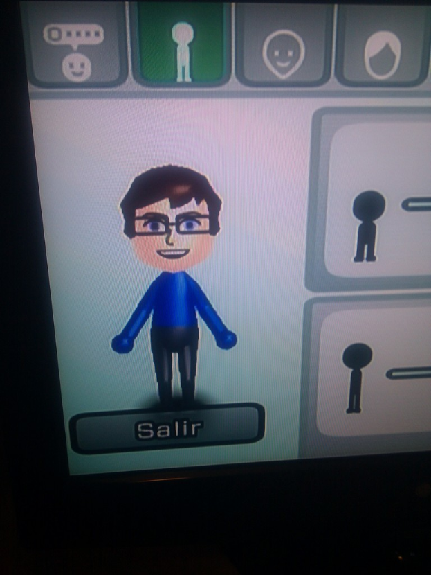 Ein Bildschirm mit einer Abbildung eines Jungen und Wörtern und Symbolen, mit dunklen Bereichen an den Seiten.