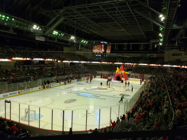 Hockey-Spiel in einer gro├čen Arena mit Spielern auf dem Eis, Zuschauern in den Rüngen und Bannern um die Eisbahn im Columbus Blue Jackets Arena.