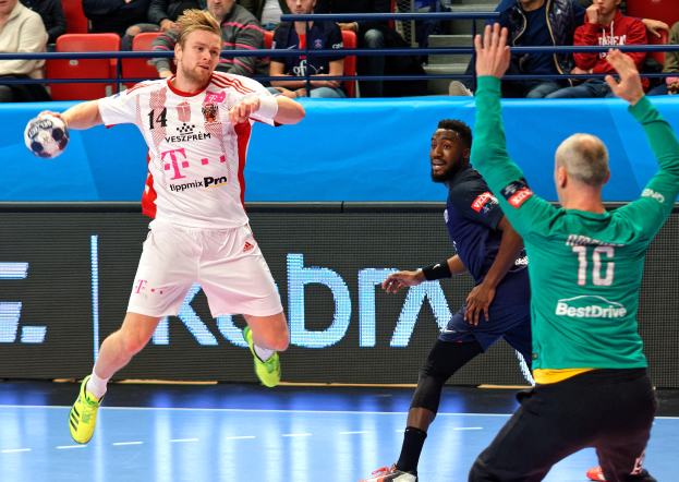 Eine Gruppe von M"annern, die Handball auf einem Feld spielen, w"ahrend des Futsal-Weltmeisterschaft 2019-Spiels zwischen Bayern M"unchen und Paris Saint-Germain, mit Zuschauern im Hintergrund.
