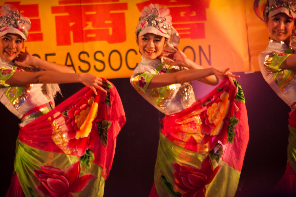 Eine Gruppe Mädchen führt eine Tanzroutine auf der Bühne aus.