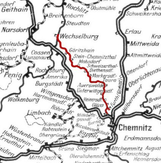 Schwarze und weiße Stadtkarte mit einer roten Bahnlinie, beschriftet als Wechselburg und Chemnitz Bahnroute-Karte.